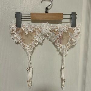 Victoria’s secret garter belt nwt XS